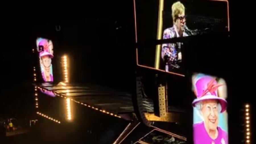 Elton John durante apresentação em Toronto homenageando a Rainha Elizabeth 2ª - Reprodução/Twitter