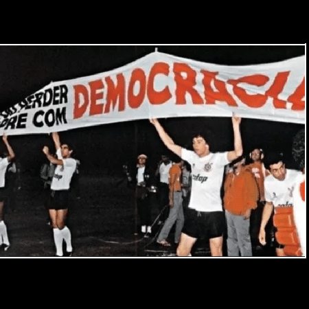 "Ganhar ou perder, mas sempre com democracia", faixa da heroica geração da Democracia Corintiana - Reprodução