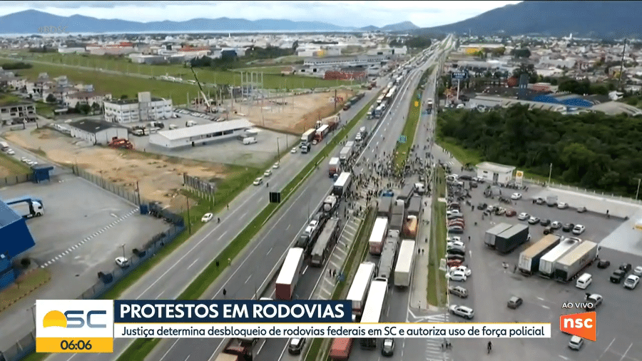 Bloqueio rodoviário feito por apoiadores de Bolsonaro pedindo golpe de Estado em Santa Catarina - Reprodução/Globoplay