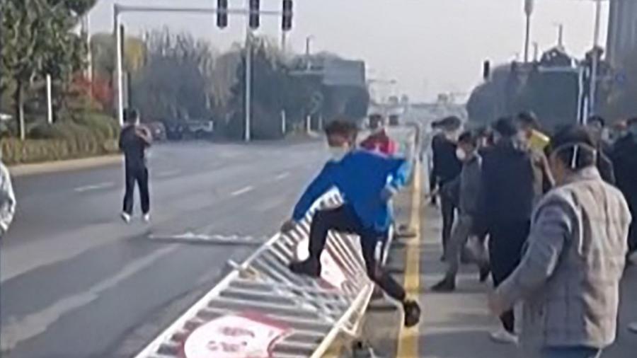 Imagem obtida de vídeo gravado em Zhengzhou mostra protesto de trabalhadores de uma fábrica de Iphone"s após determinação de lockdown na cidade, mais um capítulo da política "covid zero" da China - AFPTV TEAMS/AFP Photo