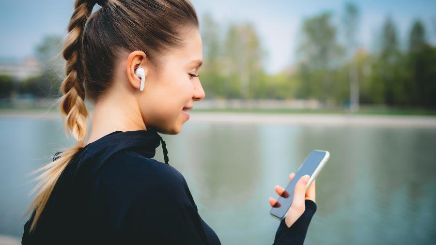 Fone de ouvido Bluetooth é uma opção prática para quem faz atividades físicas e quer ter acesso fácil ao celular ou ouvir suas músicas - iStock