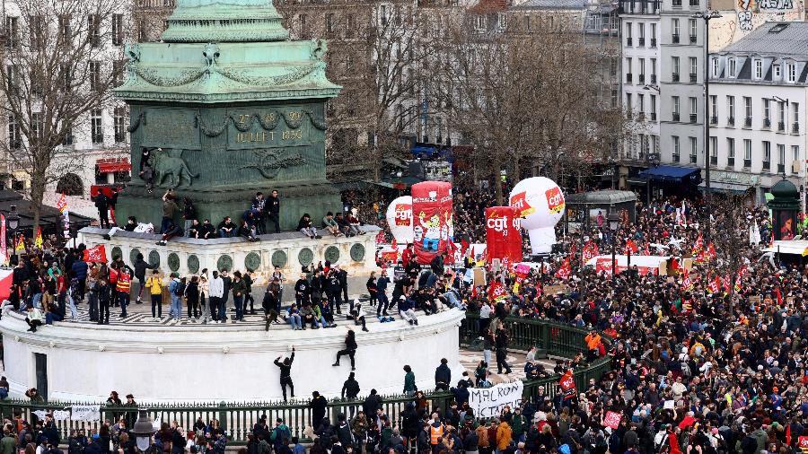 Uma vista mostra a Place de la Bastille enquanto manifestantes se reúnem para participar de uma manifestação durante o nono dia de greves e protestos nacionais contra a reforma previdenciária do governo francês, em Paris, França - 23.mar.2023 - Yves Herman/Reuters