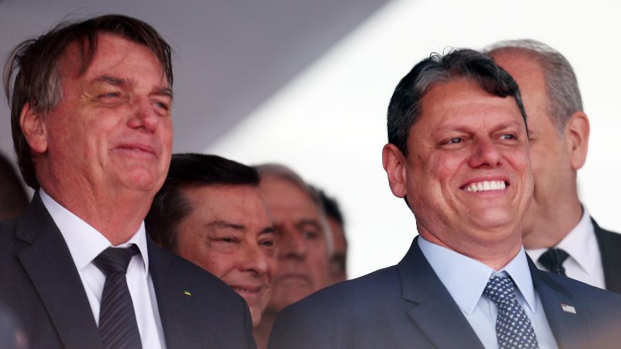 2.jun.2023 - O ex-presidente Jair Bolsonaro (PL) e o governador de São Paulo, Tarcísio de Freitas (Republicanos)