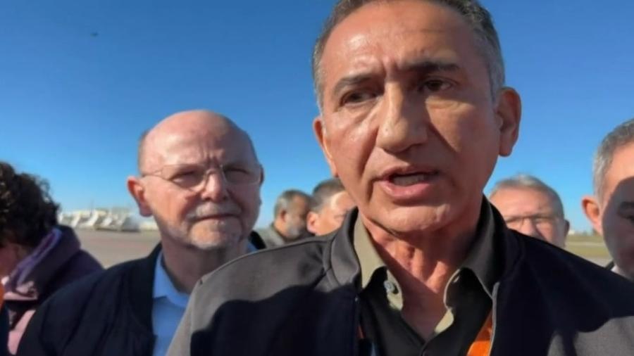 Ministro Waldez Góes conversa com jornalistas após pouso no aeroporto de Caxias do Sul