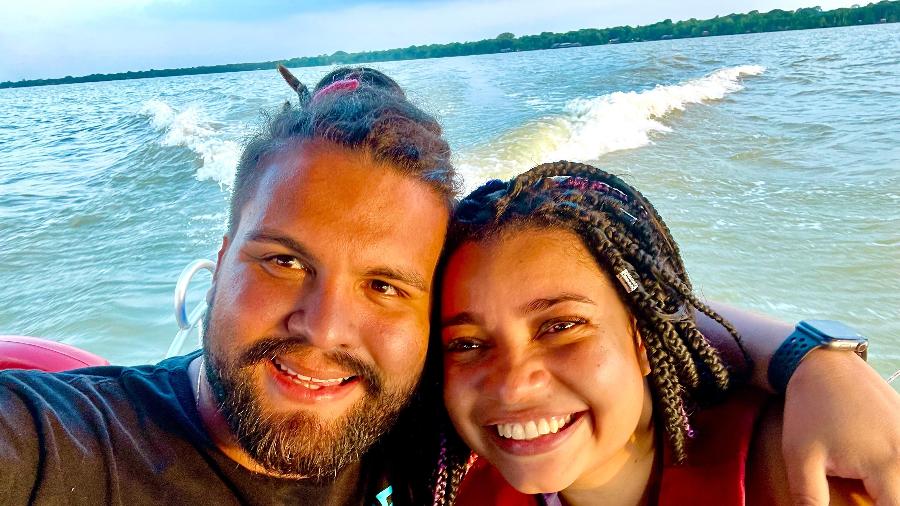 Erika e Paulo Pelaez, fundadores da startup Lovel, em viagem de barco em rio amazônico