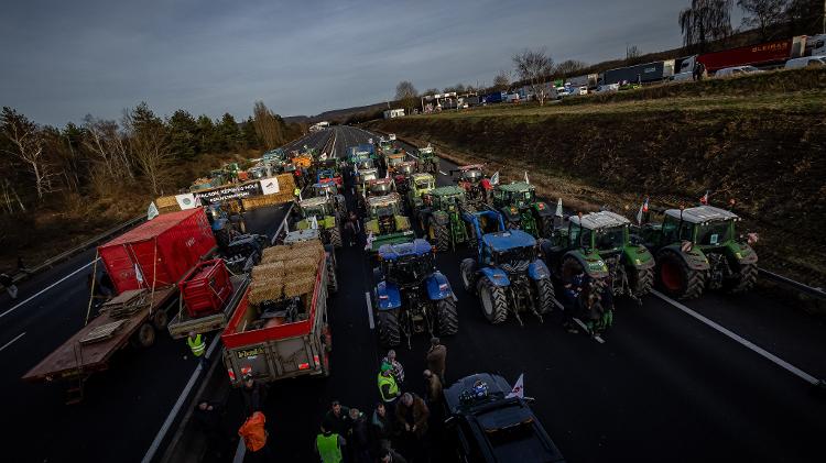 Fazendeiros franceses bloqueiam rodovia durante protesto em Longvilliers, perto de Paris