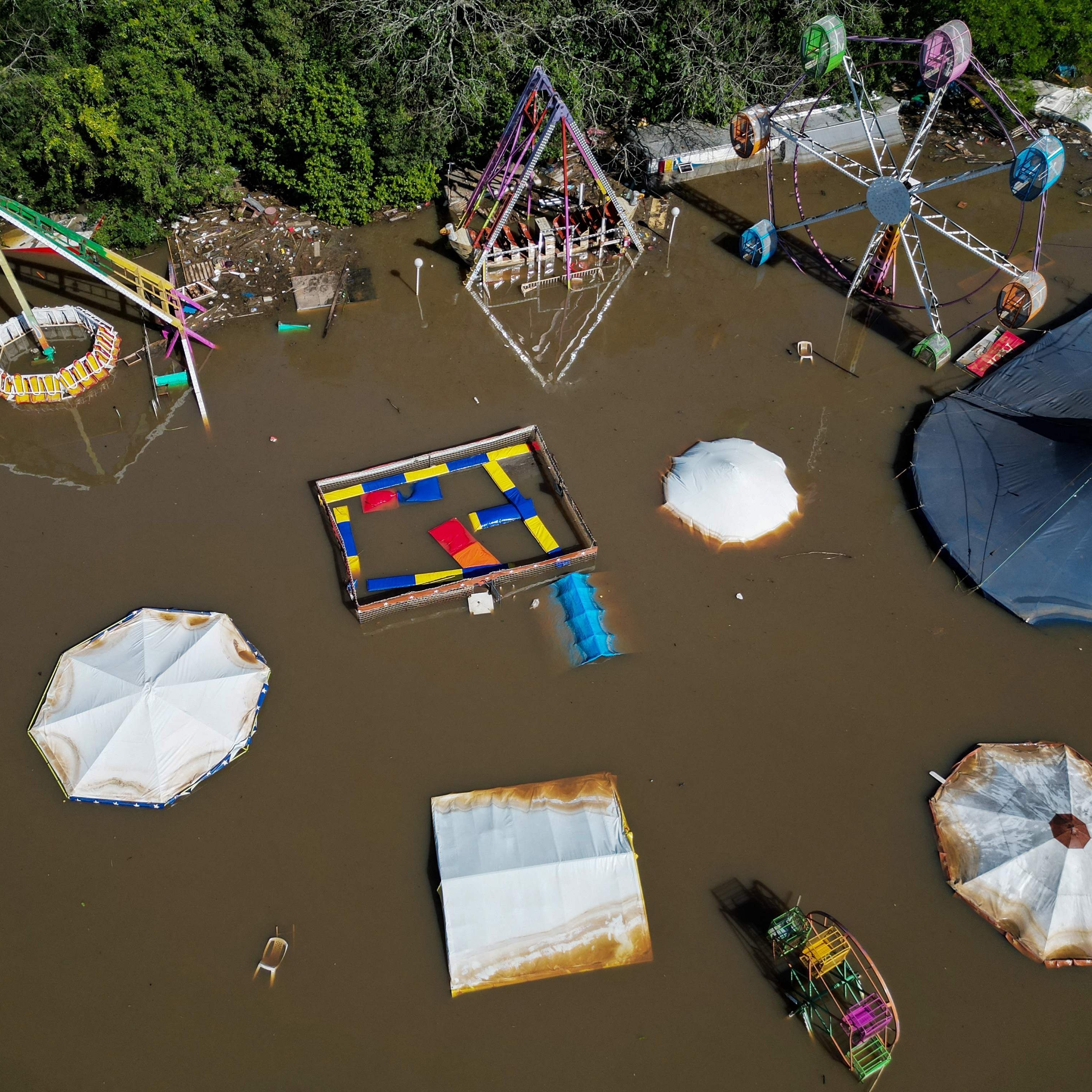 Chuvas no RS: Canoas tem parque de diversão coberto por água; vídeos