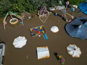 Chuvas no RS: Canoas tem parque de diversão coberto por água; veja vídeos