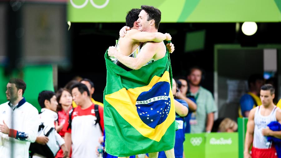 Os atletas Diego Hypólito e Arthur Nory se abraçam após conquistarem as medalhas de prata e bronze, respectivamente, na prova de ginástica artística (solo), nos Jogos Olímpicos Rio 2016