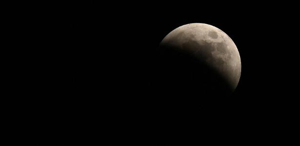 Eclipse parcial da Lua e 'cometa do século' vêm aí; saiba quando olhar para o céu