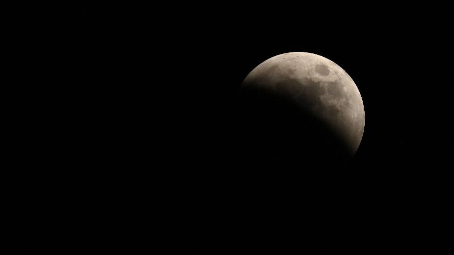 Foto mostra eclipse parcial da Lua sobre o céu de Tóquio, no Japão, em imagem de 2022