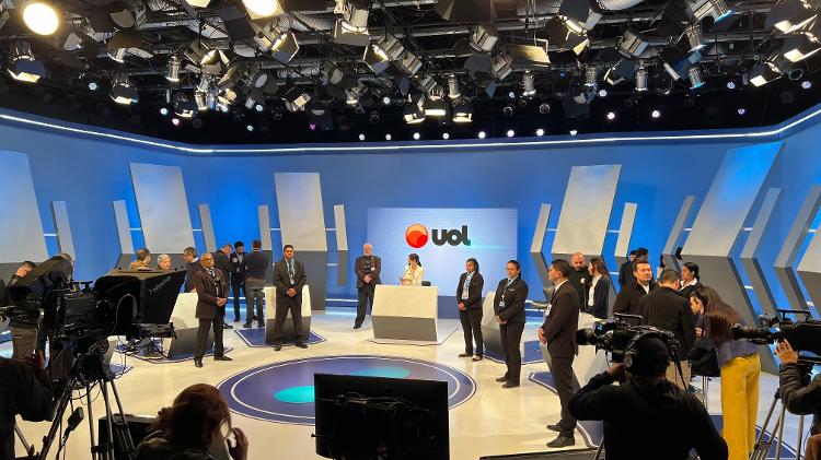 Seguranças ao lado dos candidatos à Prefeitura de São Paulo durante debate RedeTV!/UOL