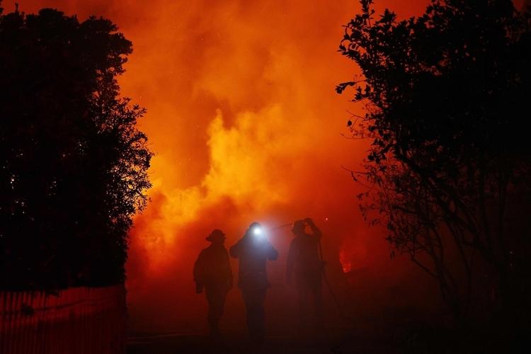 Bombeiros tentam controlar incêndio em Sierra Madre, na Califórnia