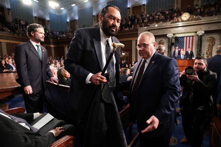 Democrata Al Green, do Texas, teve de sair escoltado da câmara após se recusar a ficar sentado para ouvir o discurso do presidente republicano Donald Trump aos parlamentares no Capitólio Democrata Al Green, do Texas, teve de sair escoltado da câmara após se recusar a ficar sentado para ouvir o discurso do presidente republicano Donald Trump aos parlamentares no Capitólio