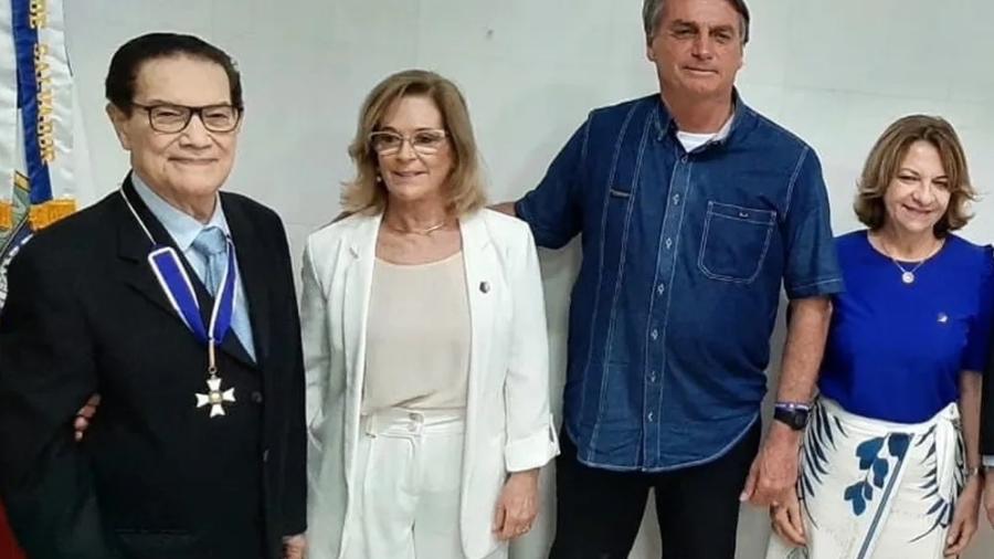 Divaldo Franco com o então presidente Jair Bolsonaro, ao receber a Medalha da Ordem de Rio Branco em 2022