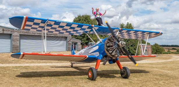 Britânica de 97 anos voa sobre asa de avião e quebra recorde mundial