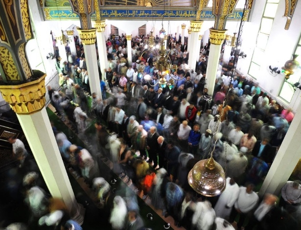 Muçulmanos brasileiros oram na Mesquita Brasil, no Cambuci, centro de São Paulo - Reinaldo Canato/UOL