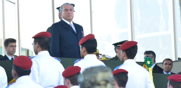 O vice-presidente da República, Michel Temer (PMDB), participa de evento do Dia do Soldado, em Brasília - Elza Fiúza/Agência Brasil