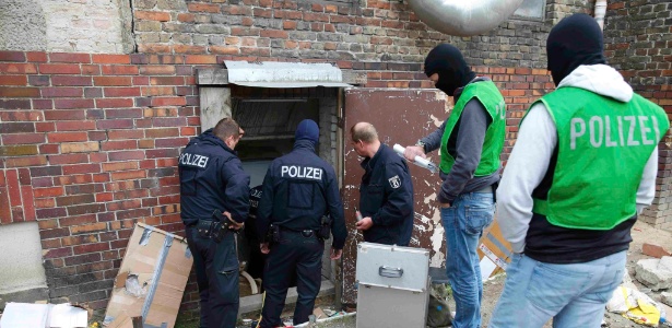 Policiais alemães realizam buscas em prédio pertencente a uma mesquita suspeita de acobertar jihadistas islâmicos em Berlim - Hannibal Hanschke/Reuters
