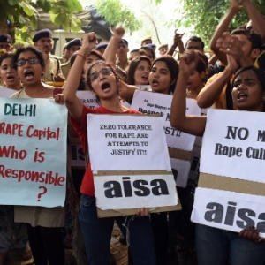 Revolta: indianos protestam após o estupro de duas crianças em Nova Déli - Sahhad Hussain/AFP