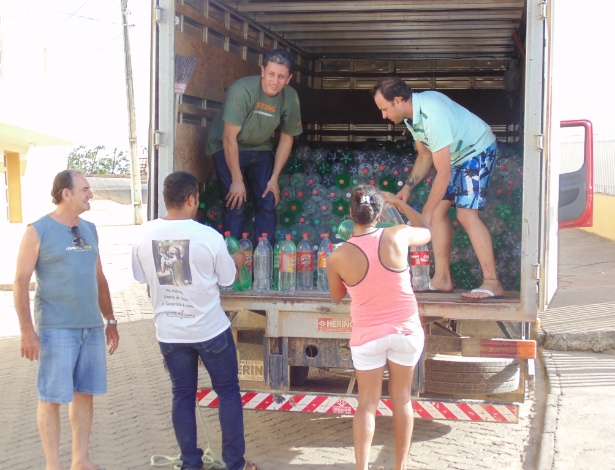 Moradores de Mantena (MG), município a 20 quilômetros de Governador Valadares (MG), encheram centenas de garrafas pets com água potável para doar aos seus vizinhos - Divulgação