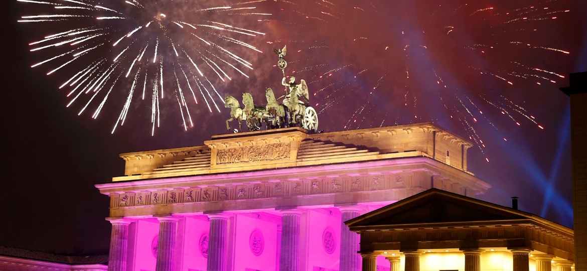 Fogos de artifício na virada do ano próximos ao portão de Brandemburgo, em Berlim, em 2016 - Fabrizio Bensch/Reuters