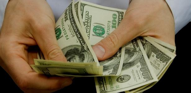 Dólar abre o dia estável e permanece negociado abaixo de R$ 6