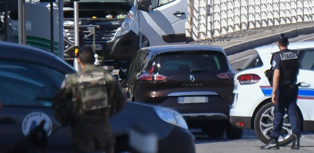 Veículo envolvido no acidente em Marselha - AFP PHOTO / BERTRAND LANGLOIS