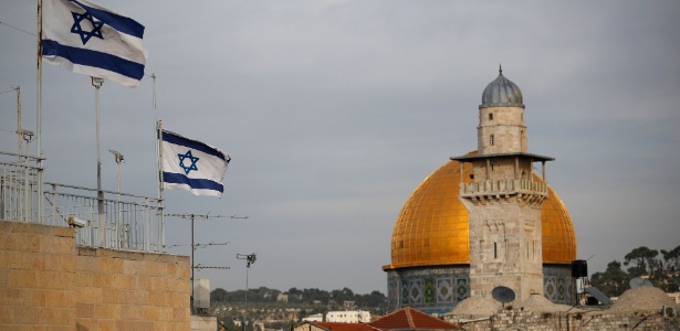 Bandeiras de Israel nos arredores do Domo da Rocha, na mesquita de  Al-Aqsa, em Jerusalém - THOMAS COEX/AFP