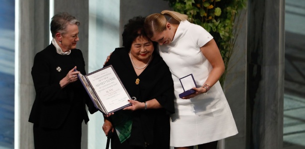 Beatrice Fihn (à dir.) e Satsuko Thurlow (no centro) recebem o prêmio Nobel - Odd Andersen/AFP