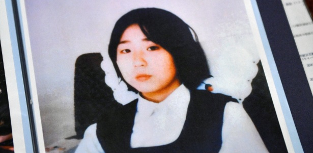 3.dez.2017 - Parente mostra fotografia de Megumi Yokota, sequestrada há 40 anos pelo regime norte-coreano quanto tinha 13 anos de idade - Franck Robichon/ Efe