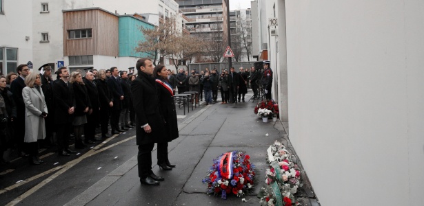7.jan.2018 - Presidente da França, Emmanuel Macron, e prefeita de Paris, Anne Hidalgo, participam de cerimônia em homenagem às vítimas do atentado de 2015 contra o jornal satírico Charlie Hebdo - REUTERS/Christophe Ena/Pool