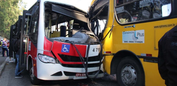 Um ônibus e um micro-ônibus bateram de frente na rua da Passagem Funda - Henrique Barreto/Futura Press/Estadão Conteúdo