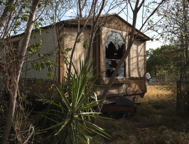 Casa abandonada que foi usada como esconderijo, em Laredo, Texas - Todd Heisler/The New York Times