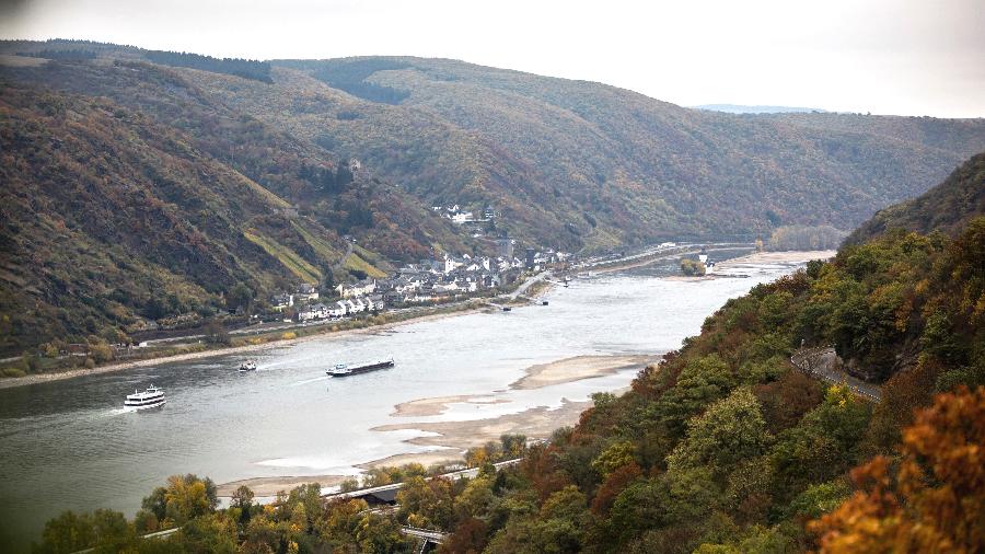 Rio Reno visto do castelo de Schonburg em Oberwesel, na Alemanha