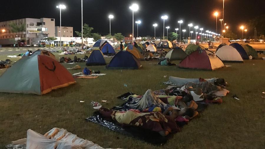 Venezuelanos dormem em barracas ou em papelões na região da rodoviária internacional de Boa Vista  - Marcelo Toledo/Folhapress
