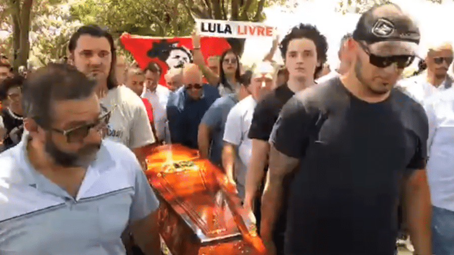 30.jan.2019 - Caixão de Vavá é carregado durante cerimônia de sepultamento - Reprodução/Facebook Lula