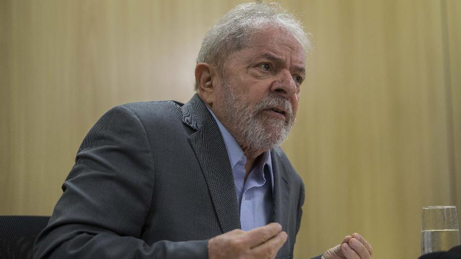 26.abr.2019 - O ex-presidente Lula (PT) concede entrevista à Folha e ao jornal El País na sede da Polícia Federal em Curitiba - Marlene Bergamo - 26.abr.2019/Folhapress