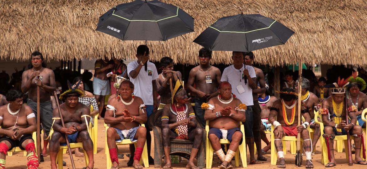 O cacique Raoni Metuktire (centro) foi o anfitrião de um evento que reuniu membros de 45 etnias na Terra Indígena Capoto Jarina (Mato Grosso) para protestar contra o governo - Isadora Brant/BBC