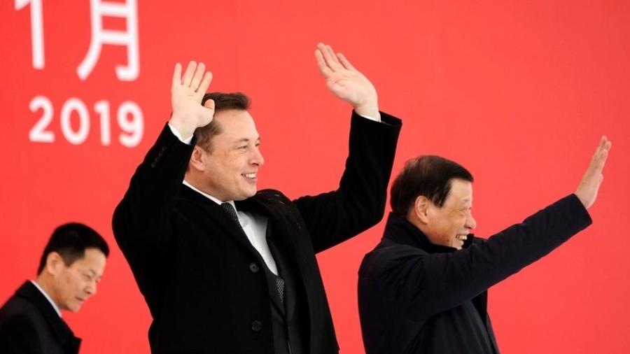 Elon Musk e o prefeito de Xangai, Ying Yong, durante cerimônia para a nova fábrica da Tesla - Reuters