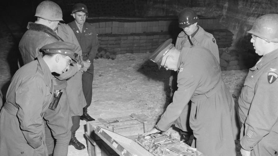 Militares americanos do comando aliado examinam mala de talheres de prata, parte do saque alemão armazenado em uma mina de sal em Merkers - National Archives