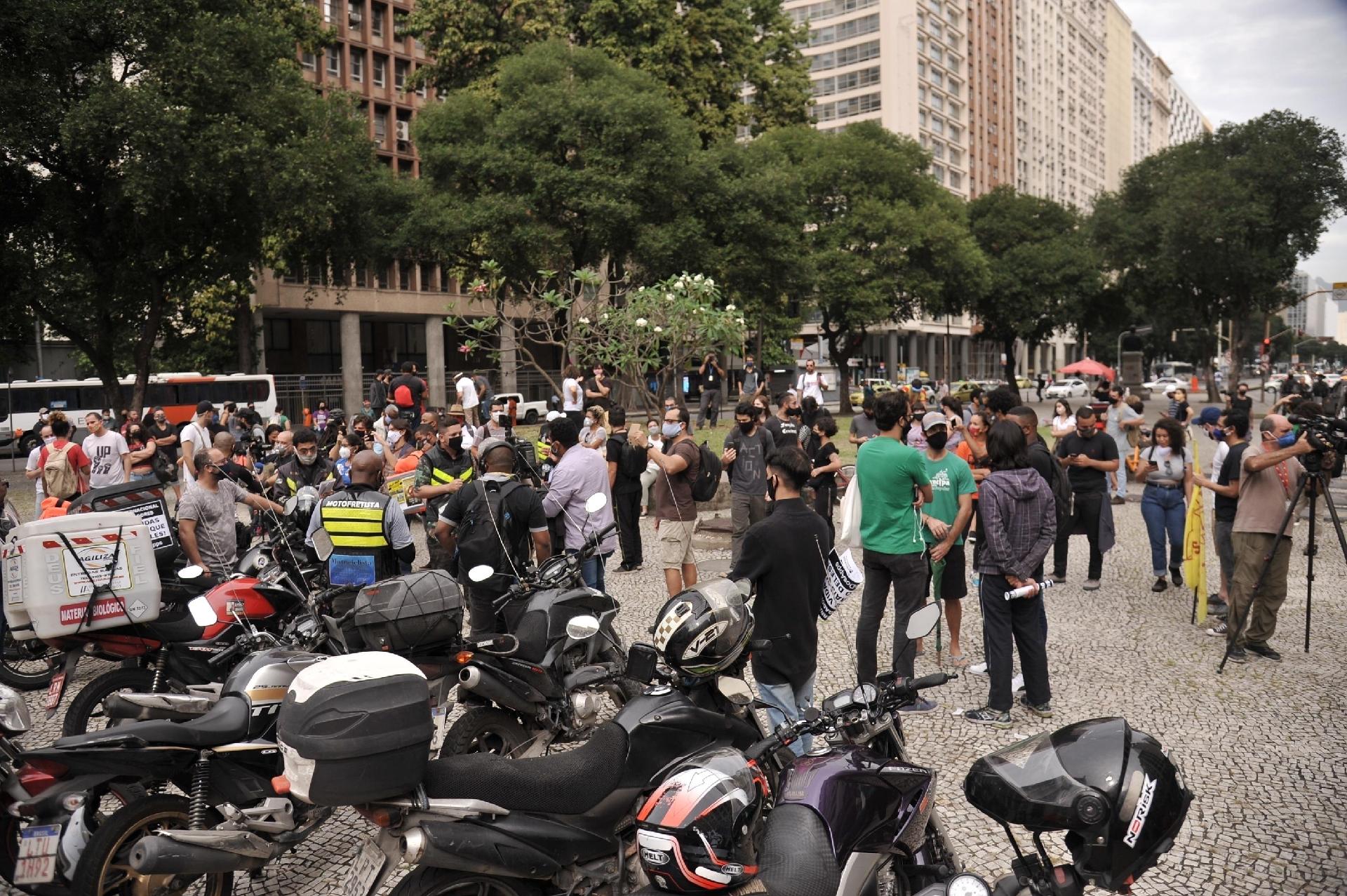 Paralisação de motoristas de entrega de comida por aplicativo no Rio de Janeiro (RJ), nesta quarta-feira (1). Categoria faz paralisação nacional com exigências a apps como iFood, Rappi, Uber Eats e Loggi - Saulo Angelo/Futura Press/Estadão Conteúdo