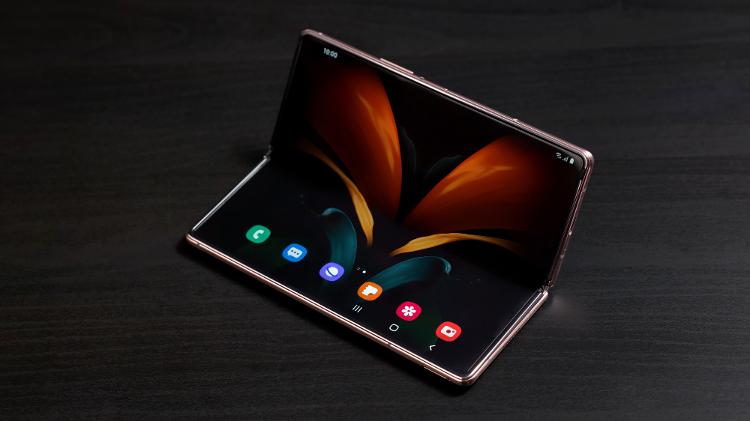 Saiba o Preço do Celular Dobrável no Brasil 1 Tela interna do Galaxy Z Fold 2 pode parar em diferentes ângulos - Divulgação - Divulgação