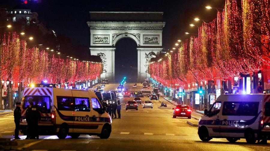 Em Paris, na França, a celebração de Ano Novo foi marcada por restrições e policiais patrulhando a avenida Champs Elysees - CHARLES PLATIAU/REUTERS