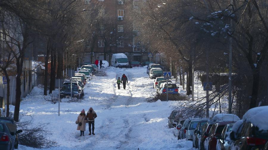  Pessoas caminham em rua coberta de neve após nevasca em Madri, na Espanha - Sergio Perez/Reuters