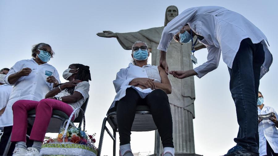 Mulher recebe a primeira dose da vacina CoronaVac no Rio - THIAGO RIBEIRO/ AGIF/ ESTADÃO CONTEÚDO