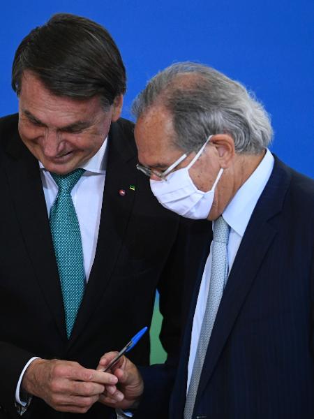 O presidente Jair Bolsonaro (sem partido) e o ministro da Economia, Paulo Guedes, em evento da Caixa, em Brasília - Mateus Bonomi/AGIF - Agência de Fotografia/Estadão Conteúdo