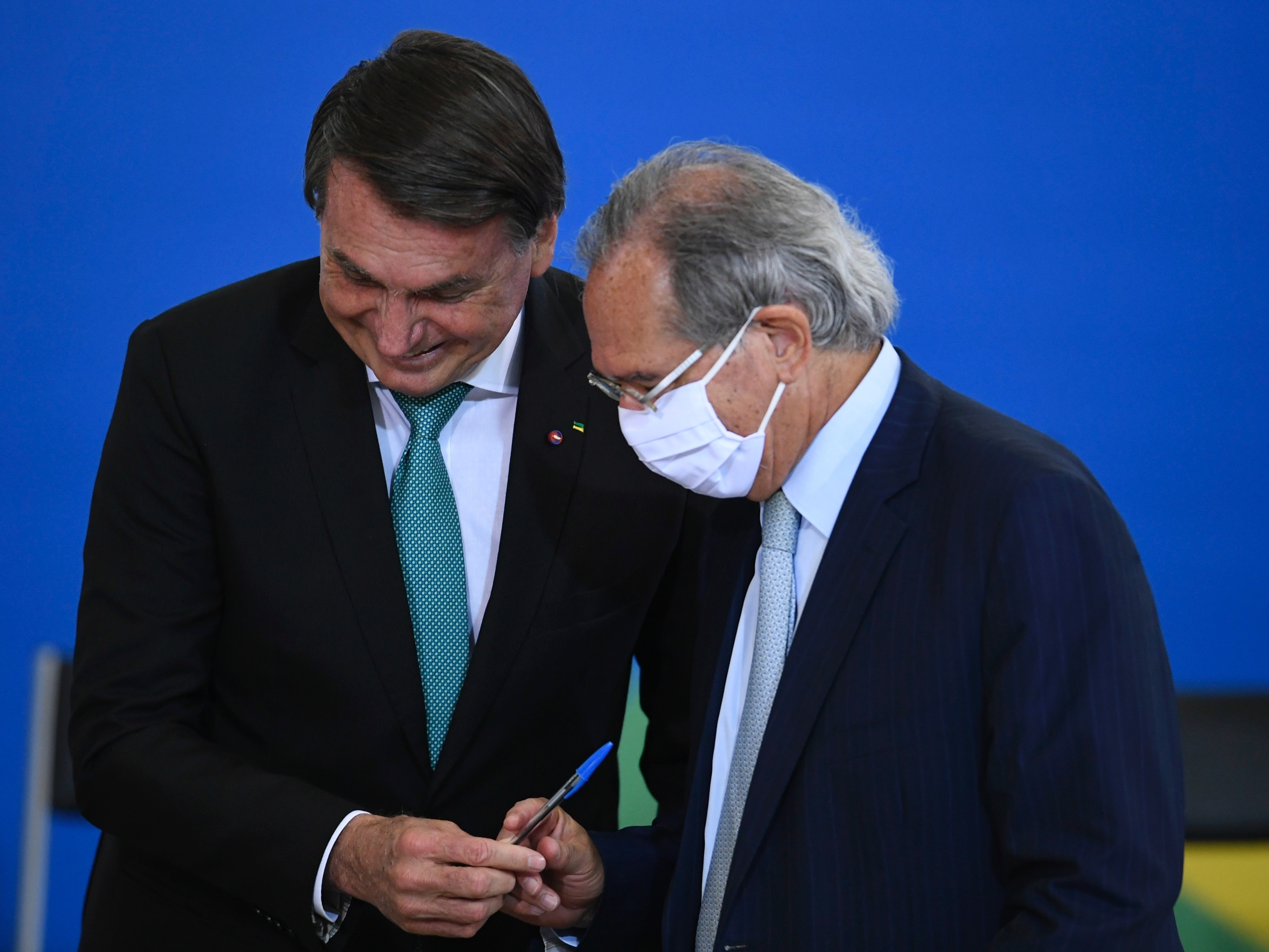 Eleição faz Bolsonaro contrariar Guedes e propor auxílio de R$ 400 