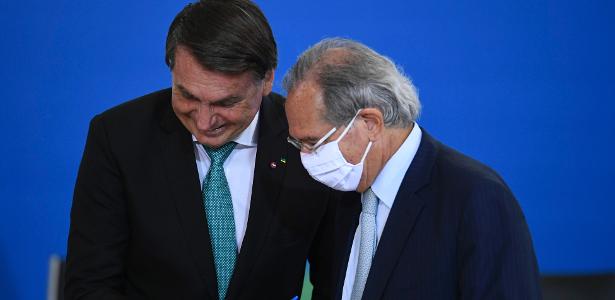 27 set. 2021 - O presidente Jair Bolsonaro (sem partido) e o ministro da Economia, Paulo Guedes, em evento da Caixa, em Brasília