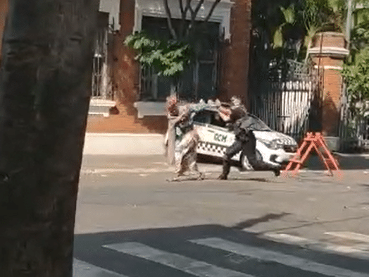 Guarda quebra cassetete ao agredir trans na cracolândia, em SP